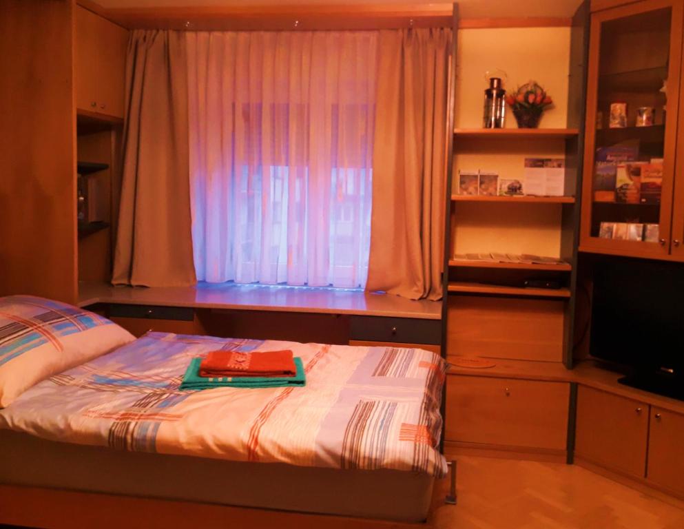 A bed or beds in a room at Privatzimmer Graz - Zentrumsnähe