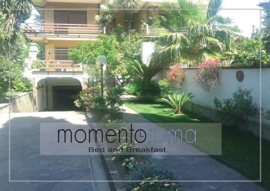 Un panneau indiquant le Bed & Breakfast monnerino devant une maison dans l'établissement Momentoroma b&b, à Ciampino