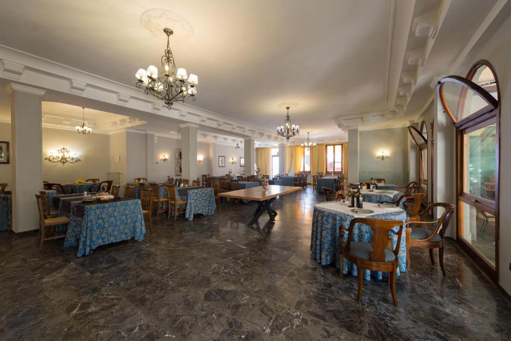 Reštaurácia alebo iné gastronomické zariadenie v ubytovaní Hotel Corallo