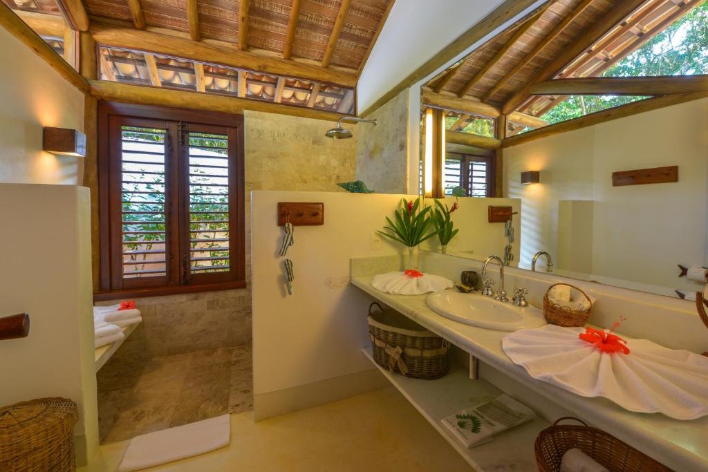 uma casa de banho com um lavatório e um espelho em Hotel e Resort Villas de Trancoso em Trancoso