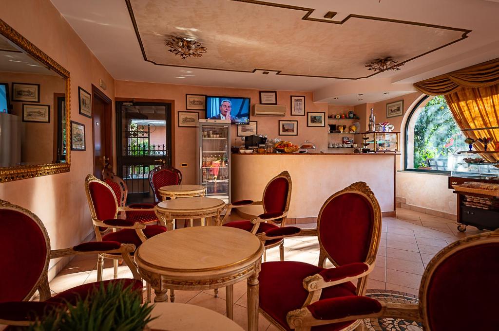 TV a/nebo společenská místnost v ubytování Hotel Louis II
