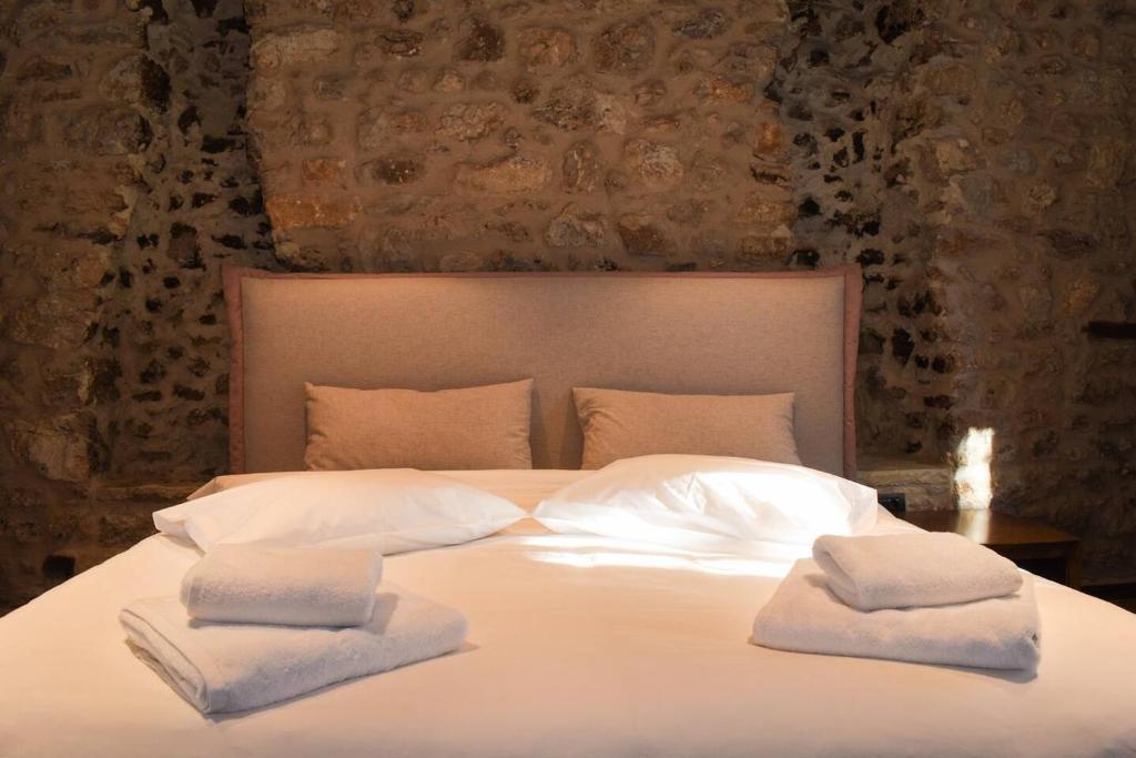 Posteľ alebo postele v izbe v ubytovaní Secluded Mountain Refuge - Theonimfi Paradise Gem
