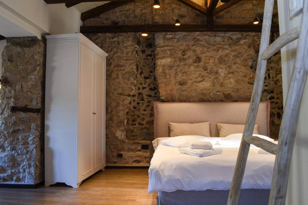 Posteľ alebo postele v izbe v ubytovaní Secluded Mountain Refuge - Theonimfi Paradise Gem