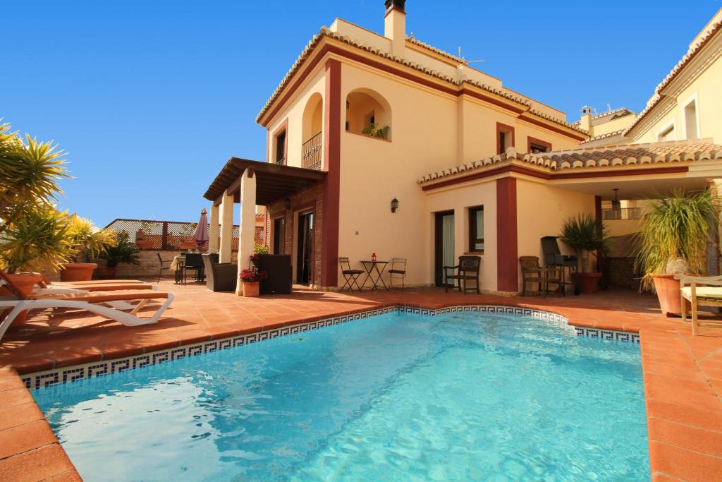 Villa con piscina cerca de la playa, Puntalara