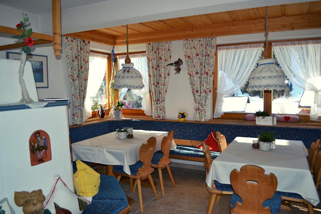 Posezení v ubytování s´Waldhaus