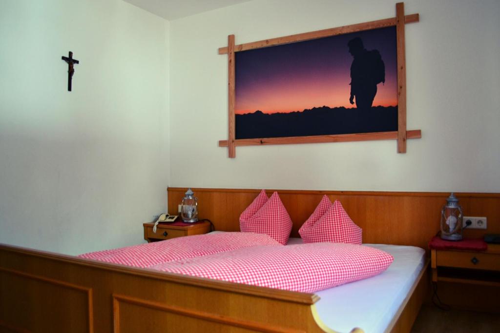 Postel nebo postele na pokoji v ubytování s´Waldhaus