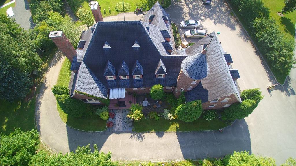 uma vista superior de uma casa grande com uma entrada em Chateau Murdock Gite et Esthétique 1950 em Saguenay