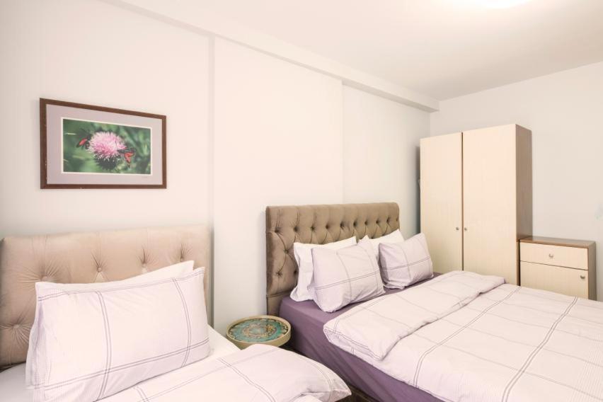 - 2 lits dans une chambre aux murs blancs dans l'établissement Kemer TAKSİM, à Istanbul