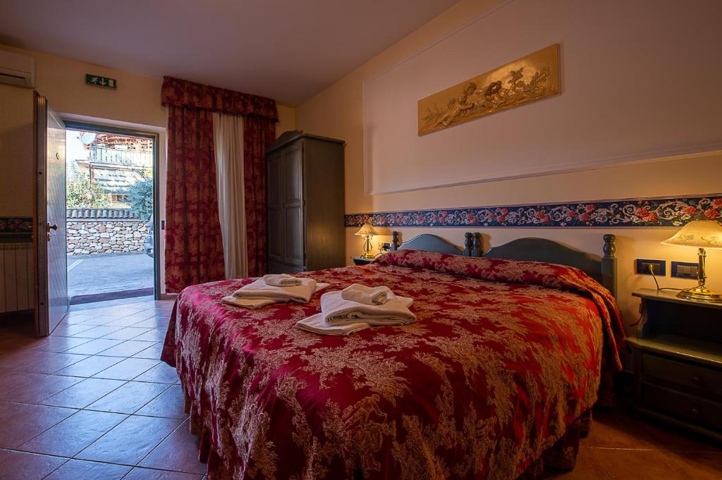 Postel nebo postele na pokoji v ubytování Hotel Louis II