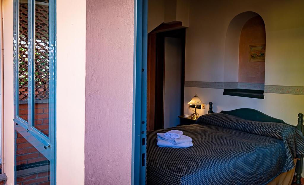 Postel nebo postele na pokoji v ubytování Hotel Louis II