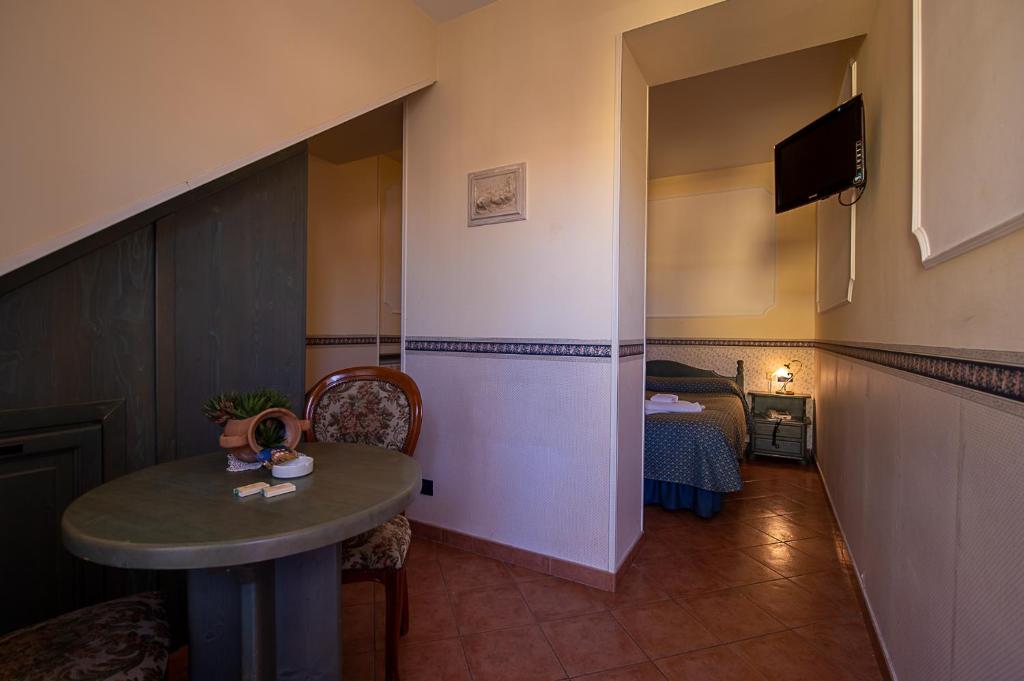 TV a/nebo společenská místnost v ubytování Hotel Louis II