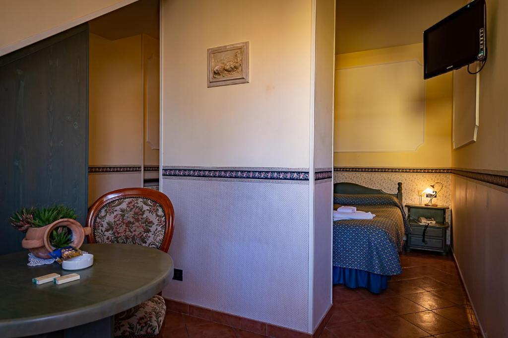 Postel nebo postele na pokoji v ubytování Hotel Louis II