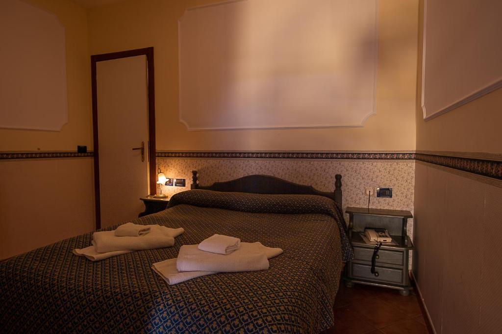 Postel nebo postele na pokoji v ubytování Hotel Louis II