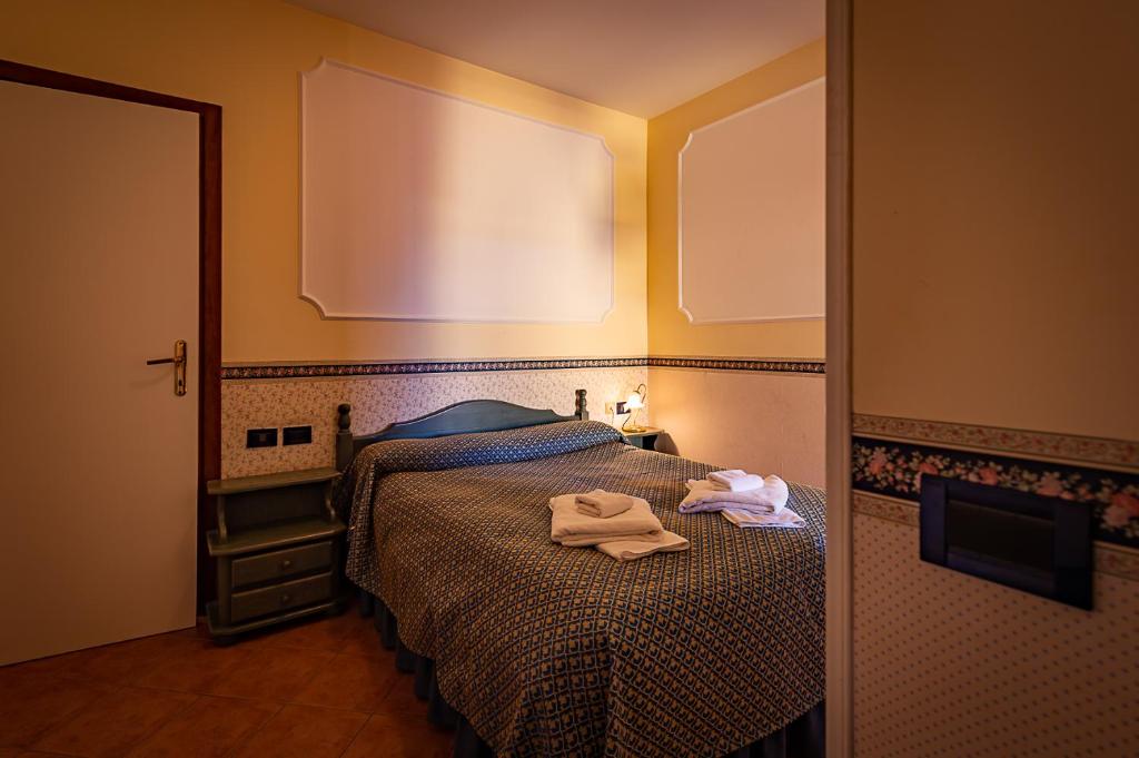 Postel nebo postele na pokoji v ubytování Hotel Louis II