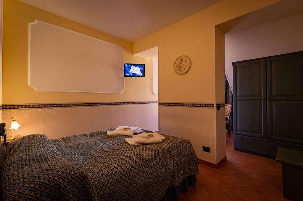 Postel nebo postele na pokoji v ubytování Hotel Louis II