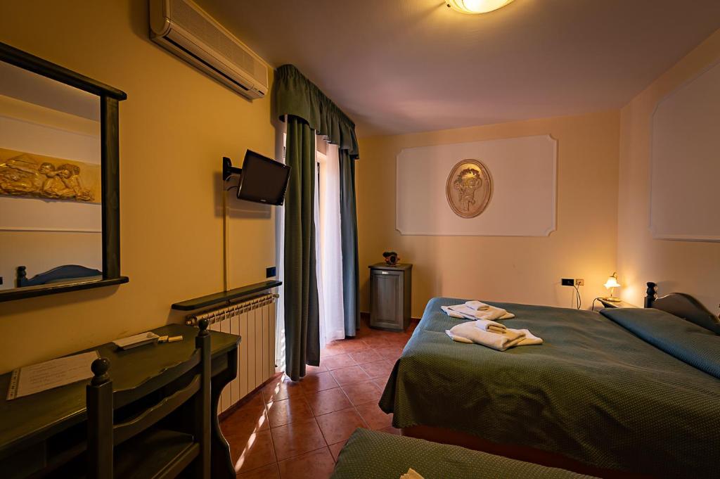 Postel nebo postele na pokoji v ubytování Hotel Louis II