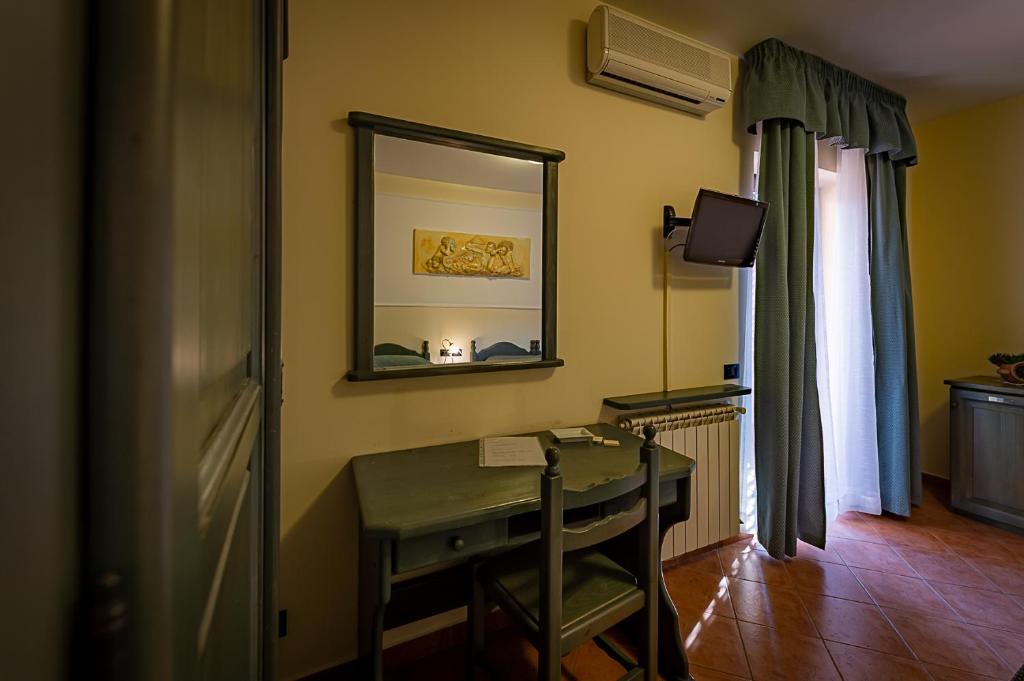TV a/nebo společenská místnost v ubytování Hotel Louis II
