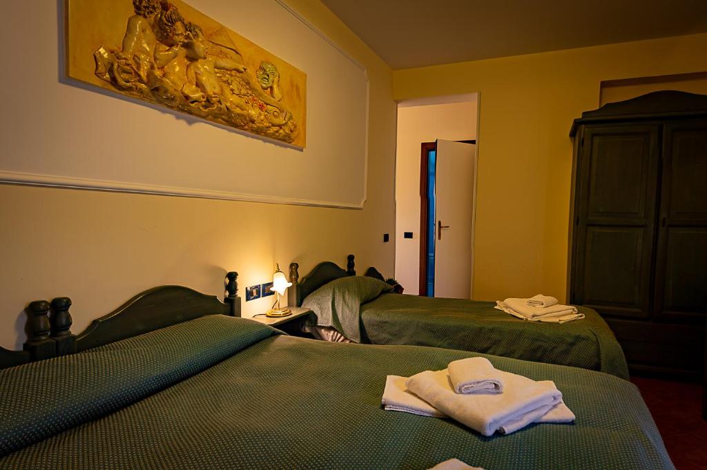 Postel nebo postele na pokoji v ubytování Hotel Louis II