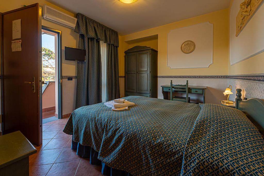 Postel nebo postele na pokoji v ubytování Hotel Louis II