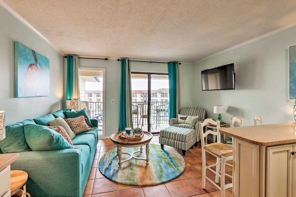 salon z kanapą i stołem w obiekcie Pool, Beach and Ocean View Hilton Head Resort Condo w mieście Hilton Head Island