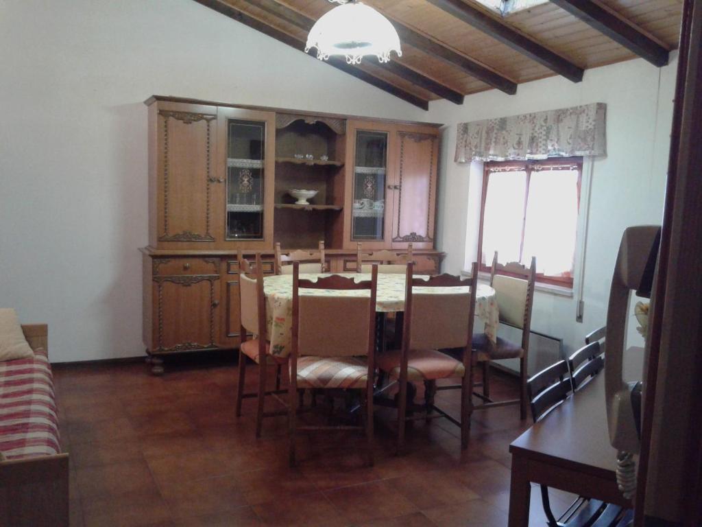 a dining room with a table and chairs at Mansarda in montagna in Abetone