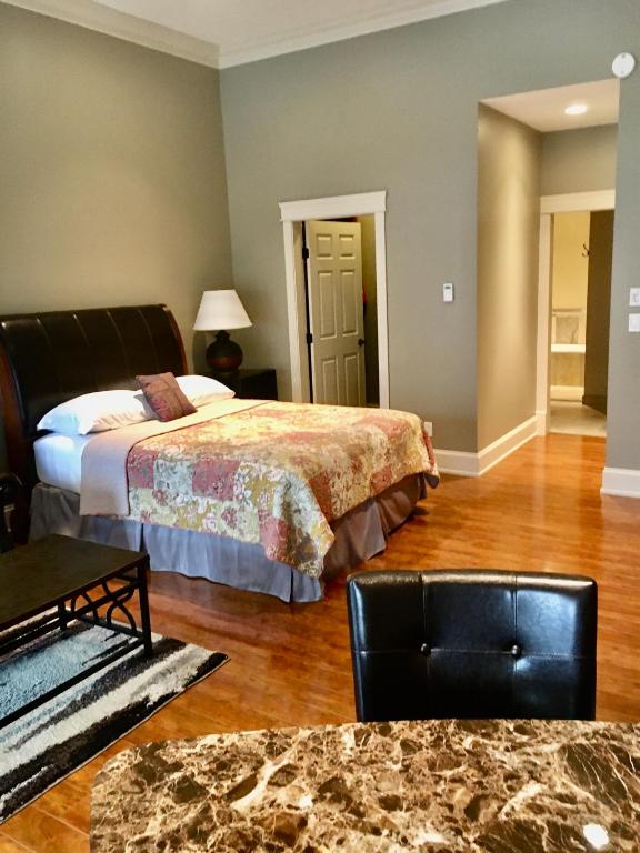 TV a/nebo společenská místnost v ubytování Kootenay Wild Guest Suites