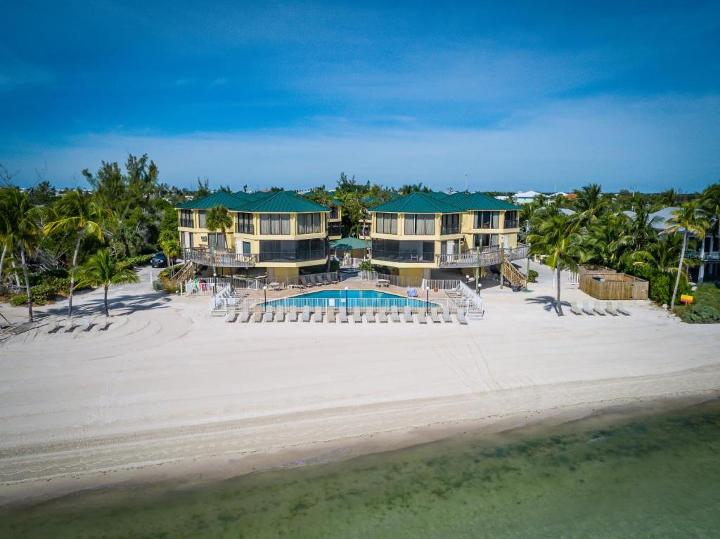 eine Luftansicht eines Hauses am Strand in der Unterkunft Coco Plum Beach & Tennis Club & Marina in Marathon