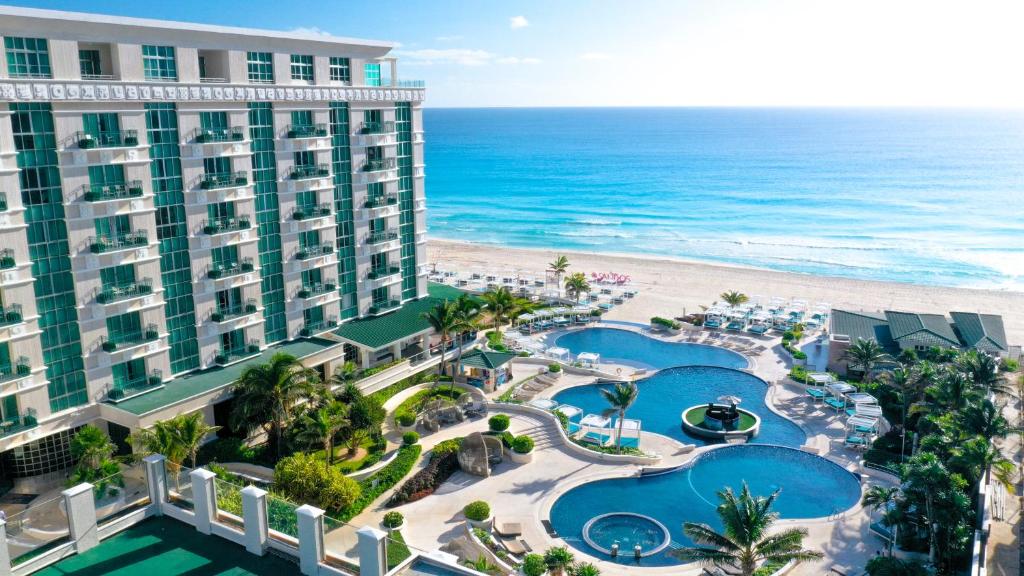 uma vista aérea do resort e da praia em Sandos Cancun All Inclusive em Cancún