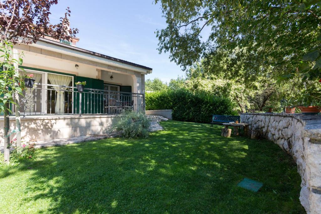 Vonkajšia záhrada v ubytovaní Vila Milančić - a house for memorable holiday in Imotski