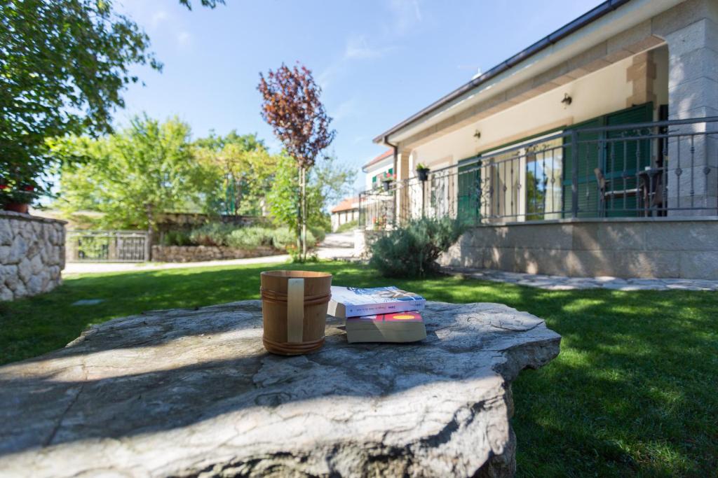 Vonkajšia záhrada v ubytovaní Vila Milančić - a house for memorable holiday in Imotski