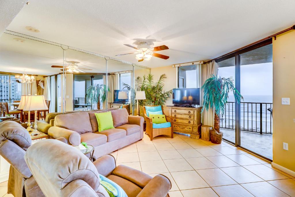 sala de estar con sofá y TV en Phoenix VII, en Orange Beach