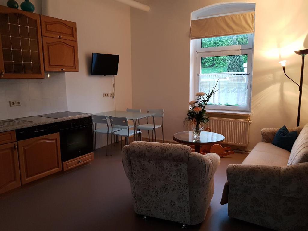 Kuchyň nebo kuchyňský kout v ubytování Ferienwohnung West - Alte Schule Sachswitz