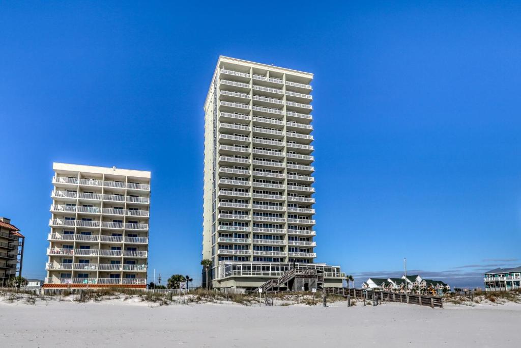 un edificio alto en la playa junto al océano en The Colonnades en Gulf Shores