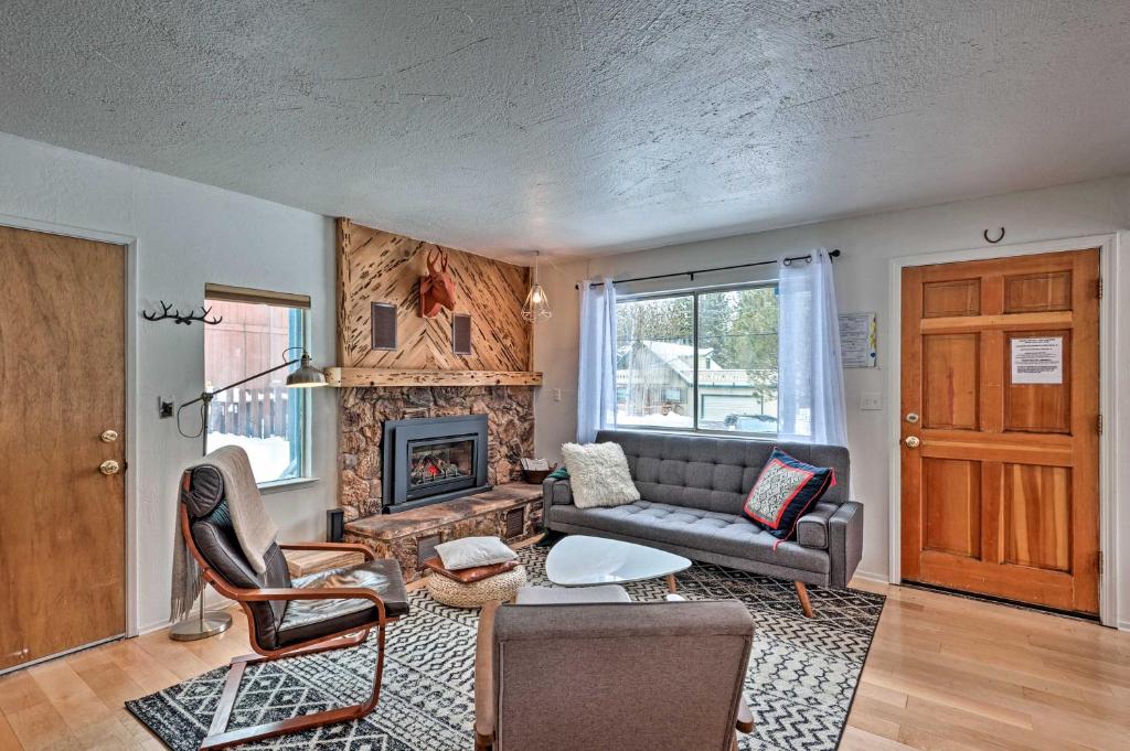 sala de estar con sofá y chimenea en Peaceful and Upscale Ski Cabin 11 Mi to Heavenly!, en South Lake Tahoe