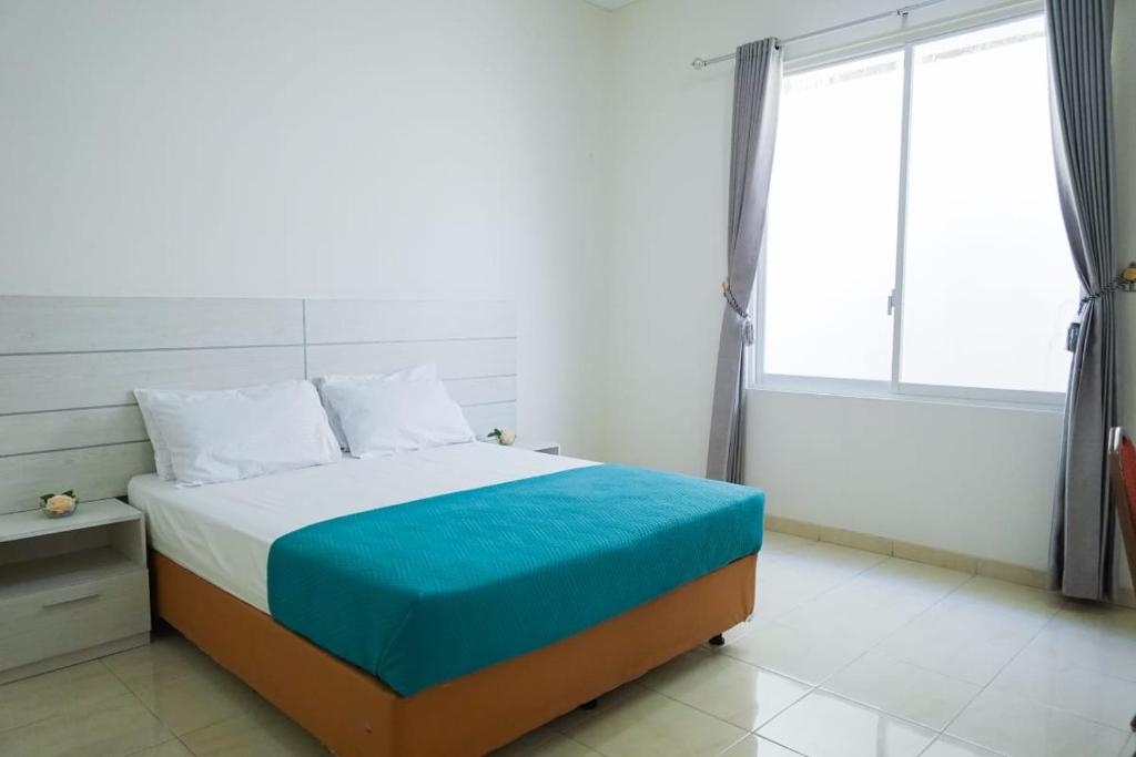 Postel nebo postele na pokoji v ubytování Surokarsan Residence