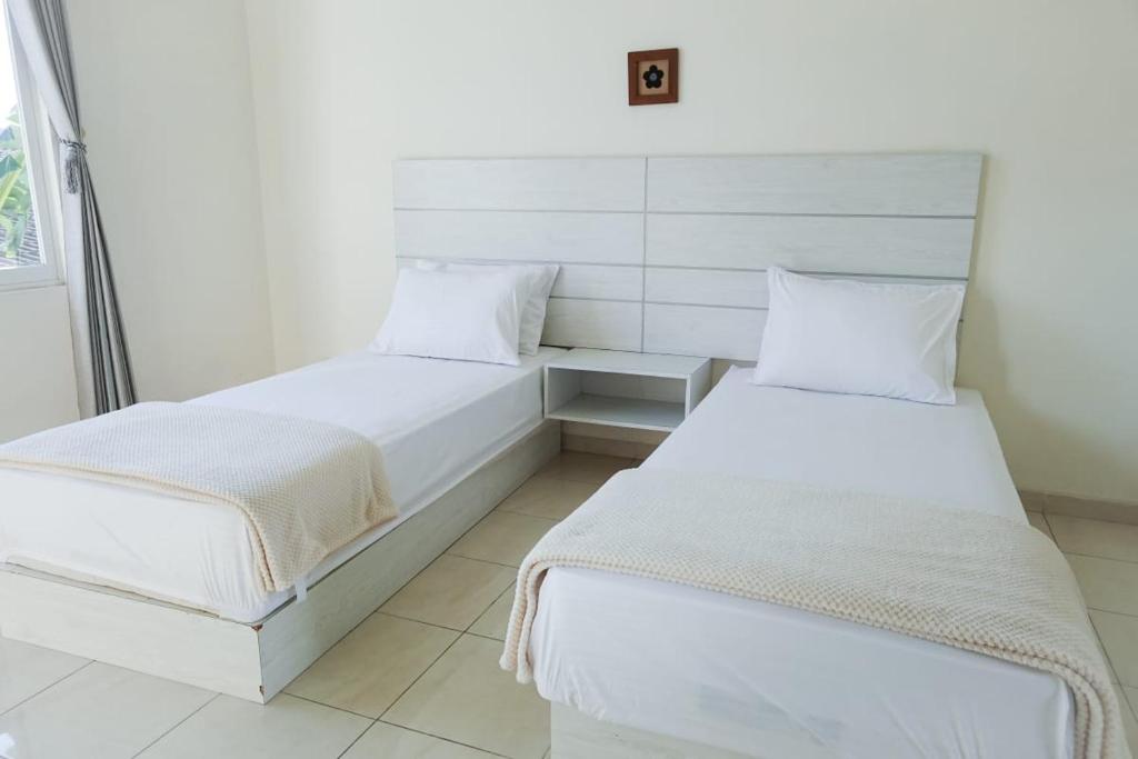 Postel nebo postele na pokoji v ubytování Surokarsan Residence