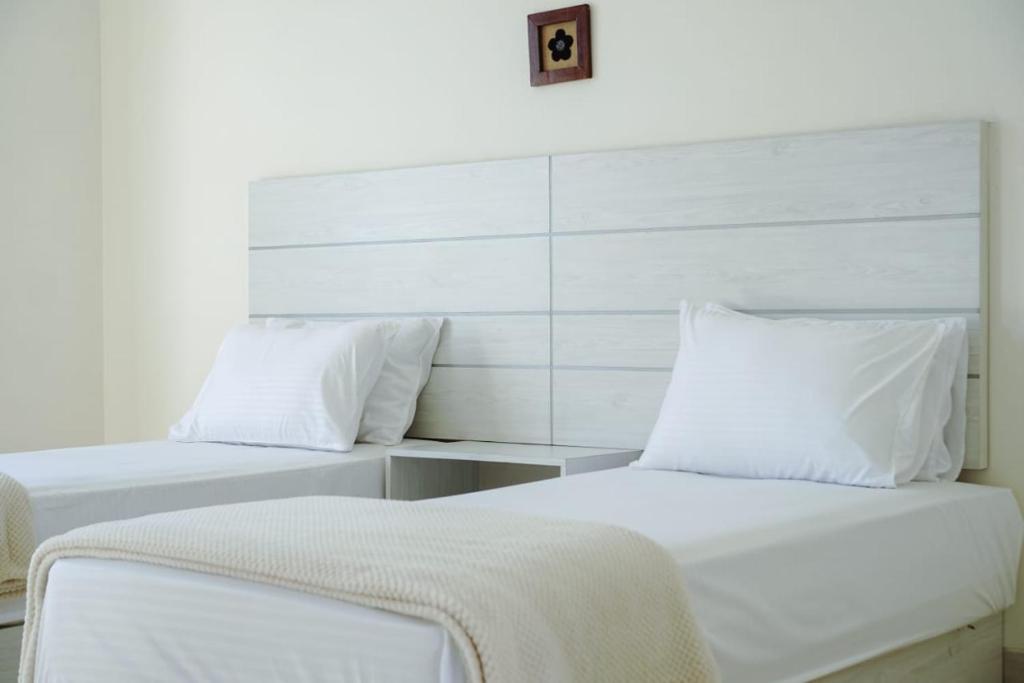 Postel nebo postele na pokoji v ubytování Surokarsan Residence