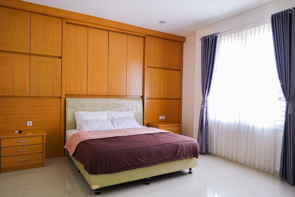 Postel nebo postele na pokoji v ubytování Surokarsan Residence