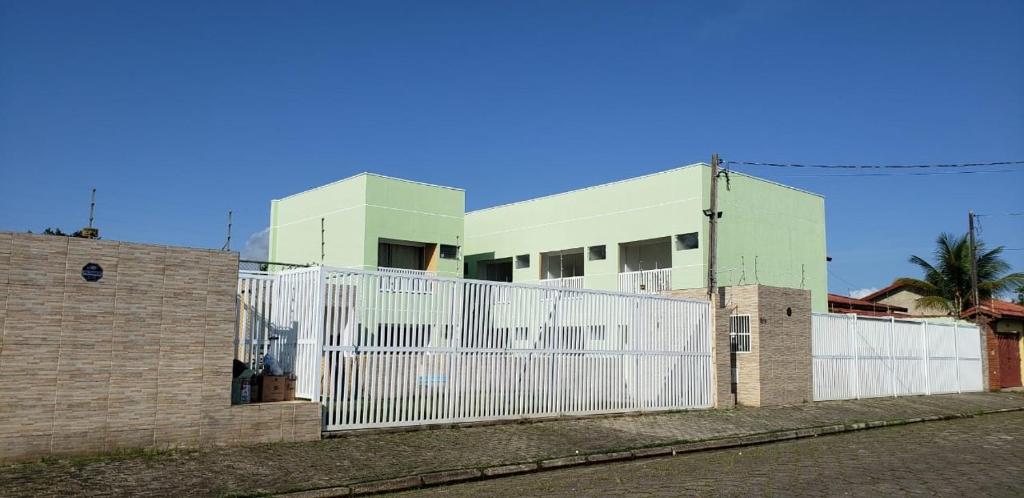  Sobrado 04 em condomínio perto da praia