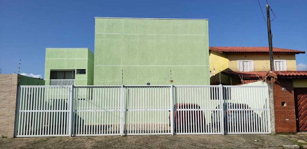  Sobrado 04 em condomínio perto da praia