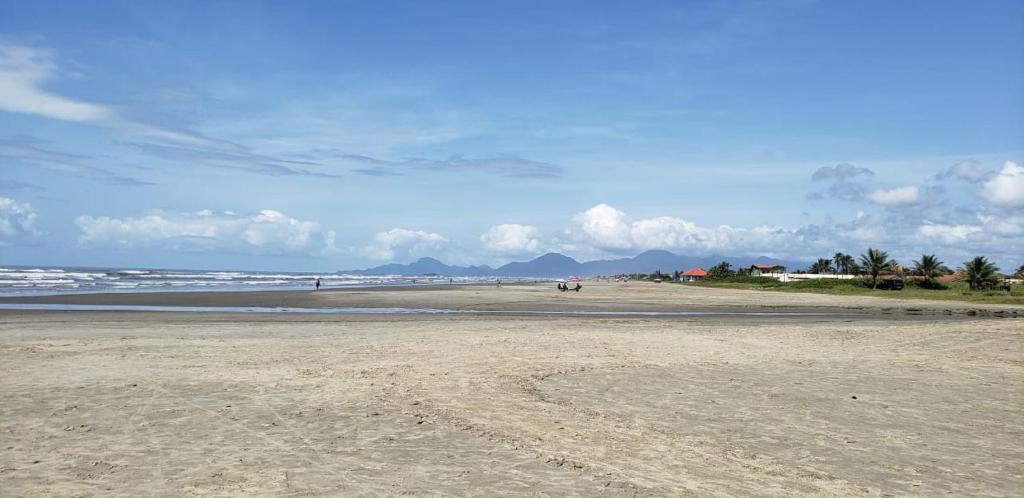  Sobrado 04 em condomínio perto da praia