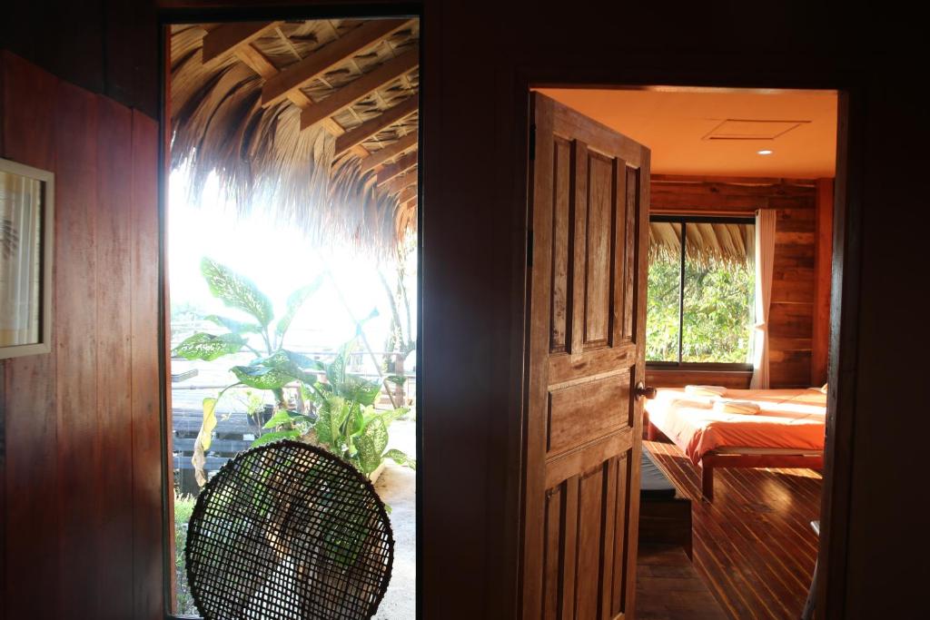 wetlandcamp บ้านชายเล - Familiekamer Met Uitzicht Op Zee