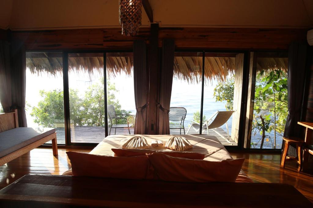 wetlandcamp บ้านชายเล - Kamer Met Kingsize Bed En Uitzicht Op Zee