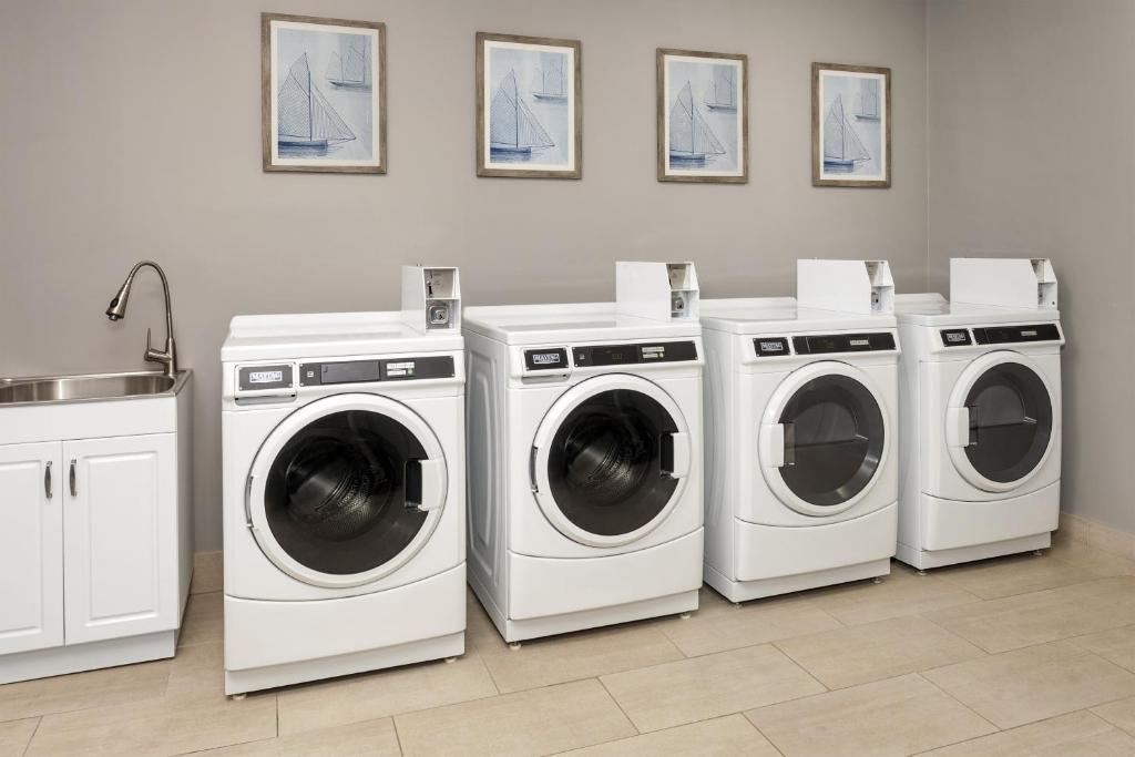 quattro lavatrici e un lavandino in una lavanderia di Holiday Inn Express Hotel & Suites East End by IHG a Riverhead