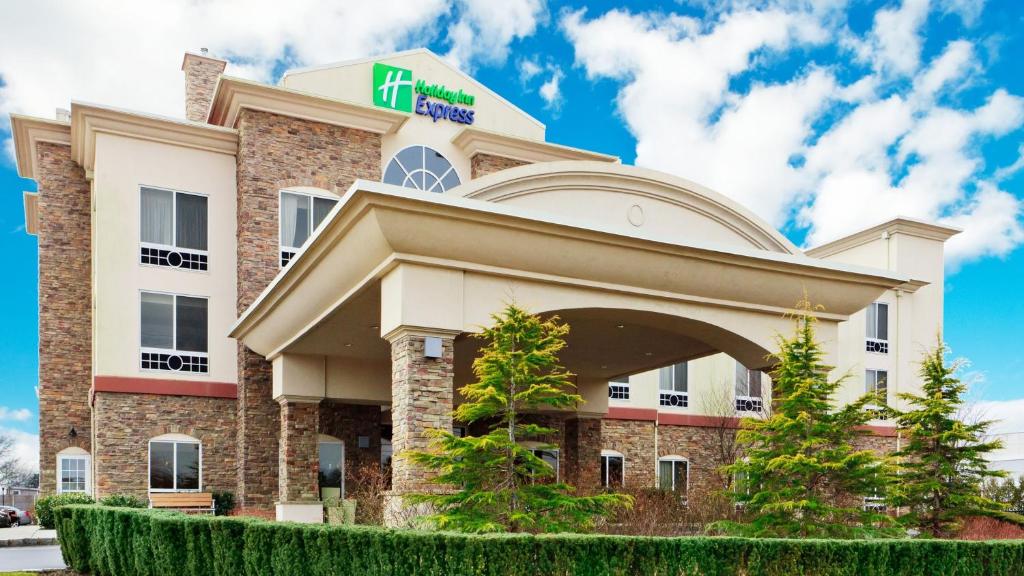 a rendering of the front of a hotel at Holiday Inn Express Hotel & Suites East End, an IHG Hotel in Riverhead