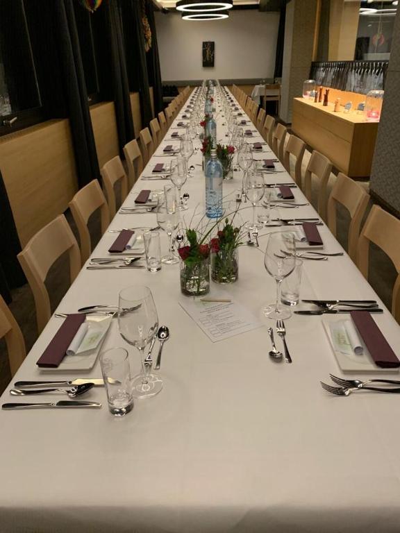 Reštaurácia alebo iné gastronomické zariadenie v ubytovaní Der Löwen, Löwen Betriebs- und Management GmbH