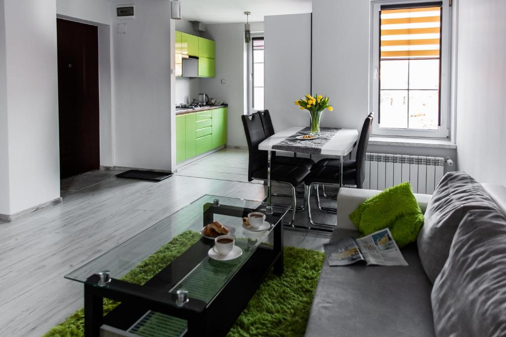 uma sala de estar com um sofá e uma mesa em Apartament Szczęśliwy em Ustrzyki Dolne