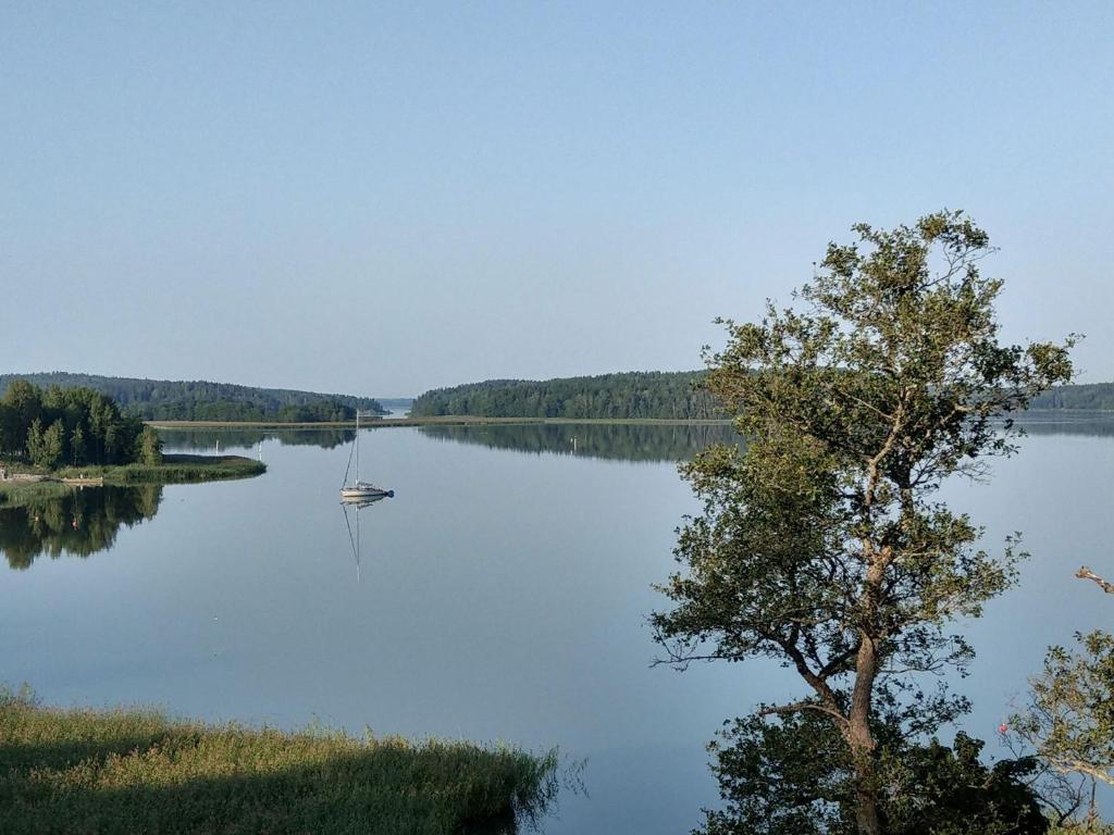 um barco no meio de um grande lago em Villa Seaview Guesthouse & Spa em Teijo