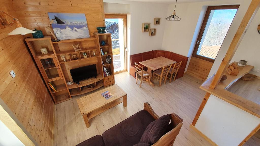 einen Blick über ein Wohnzimmer und ein Esszimmer in der Unterkunft Le Rebiolon in La Chapelle-Blanche