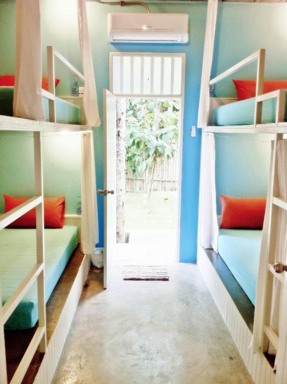 Palanda nebo palandy na pokoji v ubytování Glur Hostel